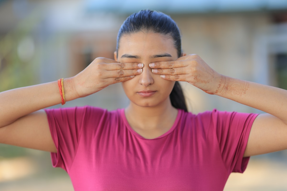Combinação de exercícios faciais com cuidados com a pele